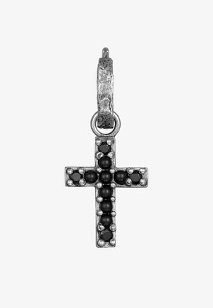 Sølvfarvet korsanhænger med sorte sten og perler. Teksturdetaljer på bailen med runde og facetterede accenter.