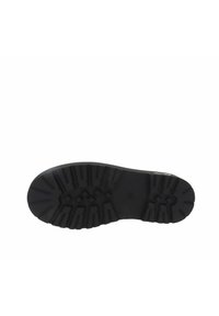 Suela de una bota negra con surcos profundos y rugosos diseñados para ofrecer tracción y durabilidad en diversas superficies.