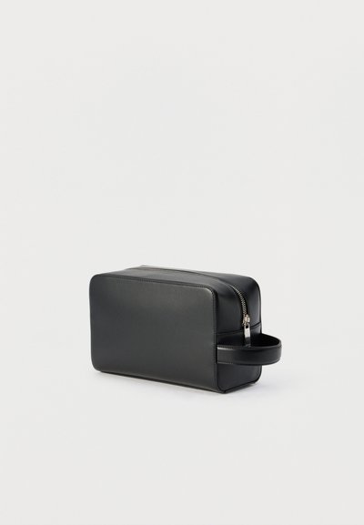 Μαύρο ορθογώνιο δερμάτινο νεσεσέρ με ασημένιο φερμουάρ και πλευρική λαβή, εμφανίζεται πάνω σε απλό φωτεινό φόντο.