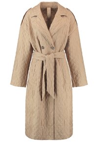 Gabardina acolchada beige con cintura ceñida, cierre de doble botonadura, solapas grandes y dos bolsillos. Presenta un patrón texturizado de diamantes.