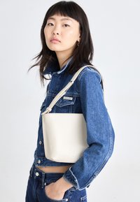 EMBOSSED LOGO SMALL TOTE - Sac à main - gray morn