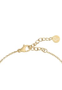 Złota bransoletka łańcuszkowa z zapięciem typu homar i regulowanymi ogniwami, z małym okrągłym oznaczeniem z stylizowanym logo.
