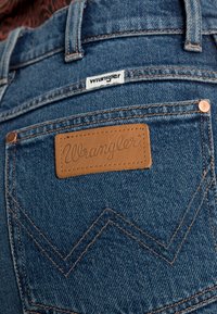 Wrangler WILD WEST - Calças de ganga de perna direita - night shift