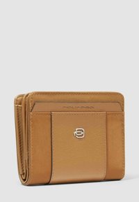 Portafoglio in pelle marrone con molteplici scomparti per carte, texture liscia e un dettaglio logo in argento. Caratterizzato da un design compatto e pieghevole.