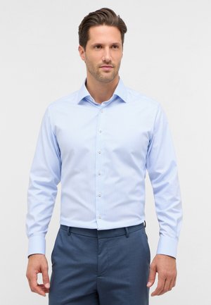 Lyseblå skjorte med knapper og en diskret stribepattern, lange ærmer, klassisk krave og hvide knapper. Slim fit design.