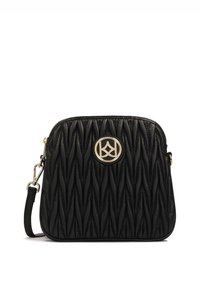 Borsa a tracolla nera trapuntata con finitura testurizzata, emblema con logo dorato, chiusura con zip superiore e tracolla regolabile. Forma compatta e rettangolare.