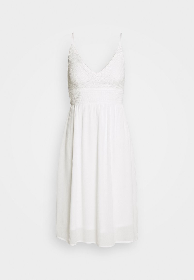 Robe blanche avec fines bretelles réglables, décolleté en V, corsage texturé brodé et jupe fluide. Fabriquée en tissu léger.