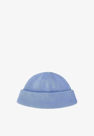 Lichtblauwe gebreide beanie met omgeslagen rand. Heeft een geribde textuur en subtiele details op de kroon. Zacht stofmateriaal.