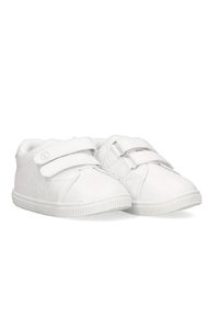 Zapatillas blancas de material sintético con dos correas de velcro, puntera redonda, detalles perforados y suela de goma texturizada.