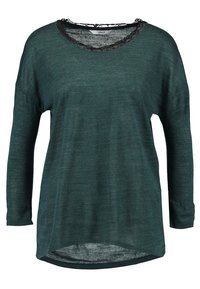 Haut vert à manches longues en tissu léger, avec un col rond orné de dentelle et une coupe décontractée avec un ourlet légèrement arrondi.