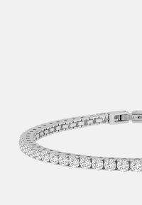 Bracelet en argent mettant en vedette une série de gemmes transparentes rondes, établi dans un design épuré et minimaliste avec un fermoir sécurisé.