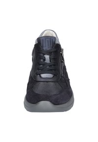 Marine sportschoen met een combinatie van suede en glad leder, een vetersluiting aan de voorkant, een ritssluiting aan de zijkant en een ronde grijze rubberen zool.