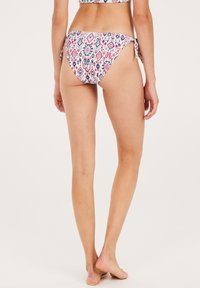 Bikini-Höschen mit einem gemusterten Design in Pink, Blau und Weiß. Mit seitlichen Bindebändern und niedriger Leibhöhe. Der Stoff wirkt glatt und dehnbar.