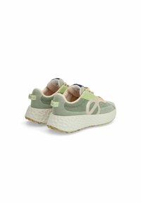 Groene en beige sneakers met een gestructureerde bovenkant, een gewatteerde kraag en een dikke witte zool met een geprofileerde grip. Vetersluiting, lichtgewicht.