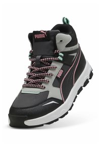 High-Top-Sneaker mit einem Farbdesign aus Schwarz, Grau und Pink, wasserabweisendem Material, strukturierten Schnüren und einer gemusterten Sohle.