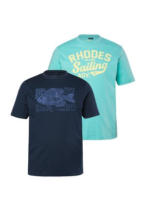 Dos camisetas de manga corta, una azul marino con peces y texto, la otra turquesa con "Rhodes Island Sailing" en letras amarillo claro.