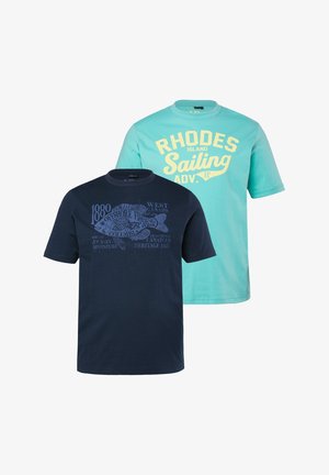 Dos camisetas de manga corta, una azul marino con peces y texto, la otra turquesa con "Rhodes Island Sailing" en letras amarillo claro.