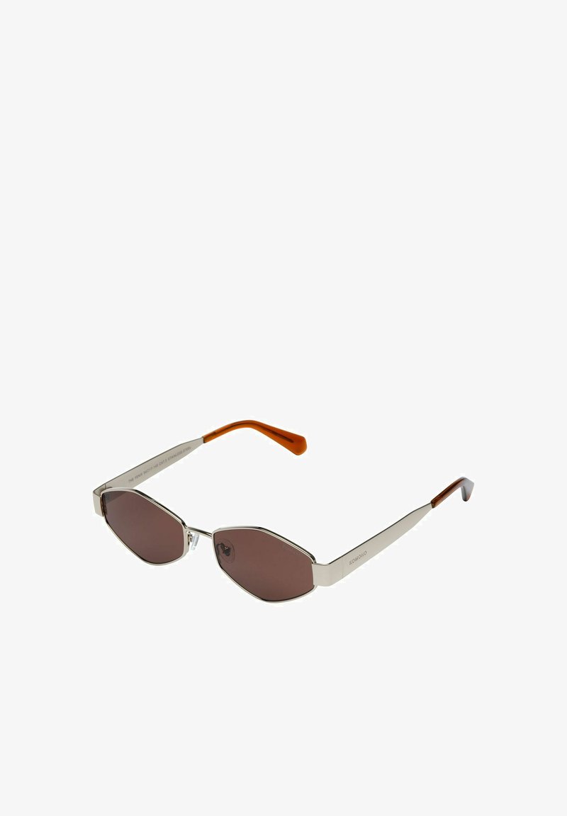 Lunettes de soleil en métal argenté avec des verres hexagonaux marron et des branches ornées d'extrémités orange, présentées en angle pour montrer la vue de face et de côté sur un fond blanc.