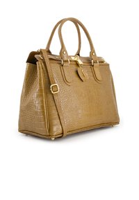 Sac marron en simili-crocodile avec double poignée, bandoulière amovible, quincaillerie dorée et détail de fermeture à cadenas suspendu. Finition texturée.