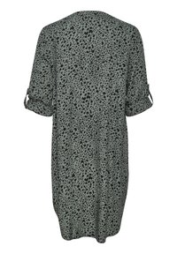 Robe ample vert pâle avec imprimé léopard noir. Manches retroussées et ourlet arrondi pour une silhouette décontractée.