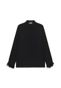 Zwart overhemd met grote kraag en lange mouwen, voorzien van veeraccenten bij de manchetten, gemaakt van een gladde stof.