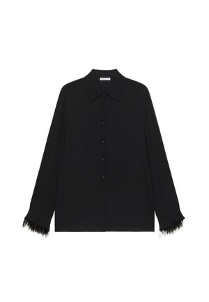 Sort skjorte med knapper, stor krave og lange ærmer, dekoreret med fjer ved manchetterne, lavet af et glat stof.