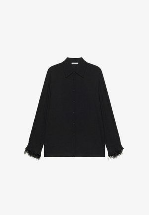 Schwarzes Hemd mit Knopfleiste, großem Kragen und langen Ärmeln, verziert mit Federakzenten an den Manschetten, aus glattem Stoff gefertigt.