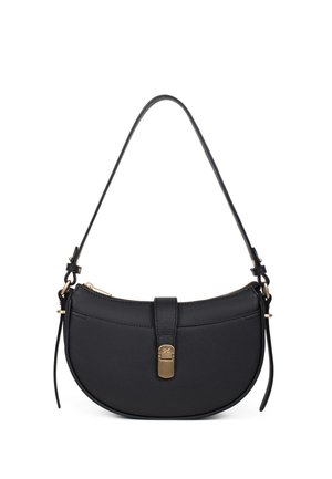 Czarna skórzana torebka na ramię w kształcie półksiężyca z złotą klamrą i zamkiem, regulowanym paskiem oraz minimalistycznym designem.
