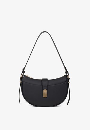 Czarna skórzana torebka na ramię w kształcie półksiężyca z złotą klamrą i zamkiem, regulowanym paskiem oraz minimalistycznym designem.