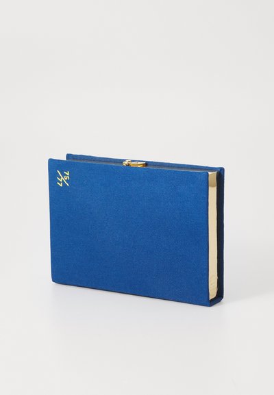 Sininen kangaspintainen suorakulmainen clutch, jossa on kultaiset lukot ja kultaisena vasemmassa yläkulmassa eri numero "44/75".