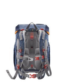 Rucksack mit blauem gemustertem Äußeren, grauen gepolsterten Trägern, rotem und grauem Zubehör sowie seitlichen Netzfächern für die Aufbewahrung.