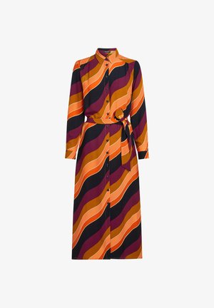 Langærmet skjortekjole i et let materiale med kraftige orange, lilla og sorte bølgemønstre; inkluderer et bælte med sløjfe og knaplukning.