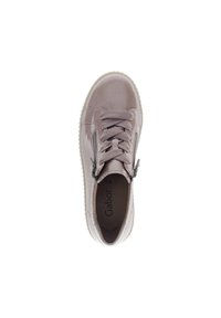 Lichtroze sneaker met een glanzende afwerking, voorzien van een vetersluiting en een zijrits. Rubberen zool met een gestructureerde grip voor tractie.