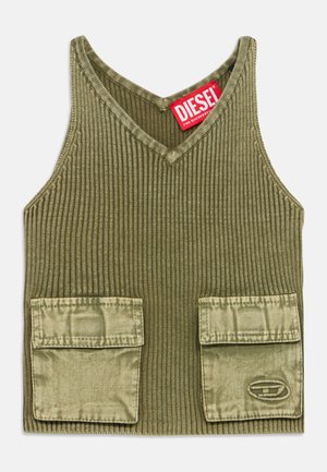 Oliviroheline soonikkoes käisteta särk V-kaelusega, kahe ees oleva klapiga taskuga ja punase Diesel brändi sildiga kaeluse lähedal.