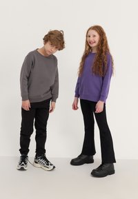 Yourturn Kids - UNISEX 2 PACK - Sweatshirt - dark grey/dark purple Thumbnail Image 1