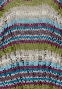 Pull en maille avec rayures horizontales vertes, bleues, beiges et violettes. Texture à tissage ouvert avec un design ample et respirant.