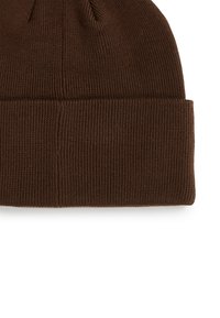 Mørkebrun strikket lue med brettet kant, vist på hvit bakgrunn.