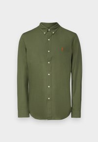 Långärmad olivgrön skjorta med knappar, med nedknäppt krage och liten orange broderad logotyp på vänster bröst.