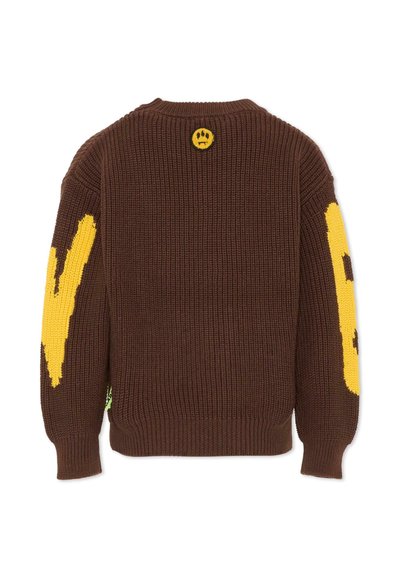 Maglione marrone lavorato a maglia con disegni astratti gialli sulle maniche e una piccola faccina triste gialla vicino al colletto sul retro.