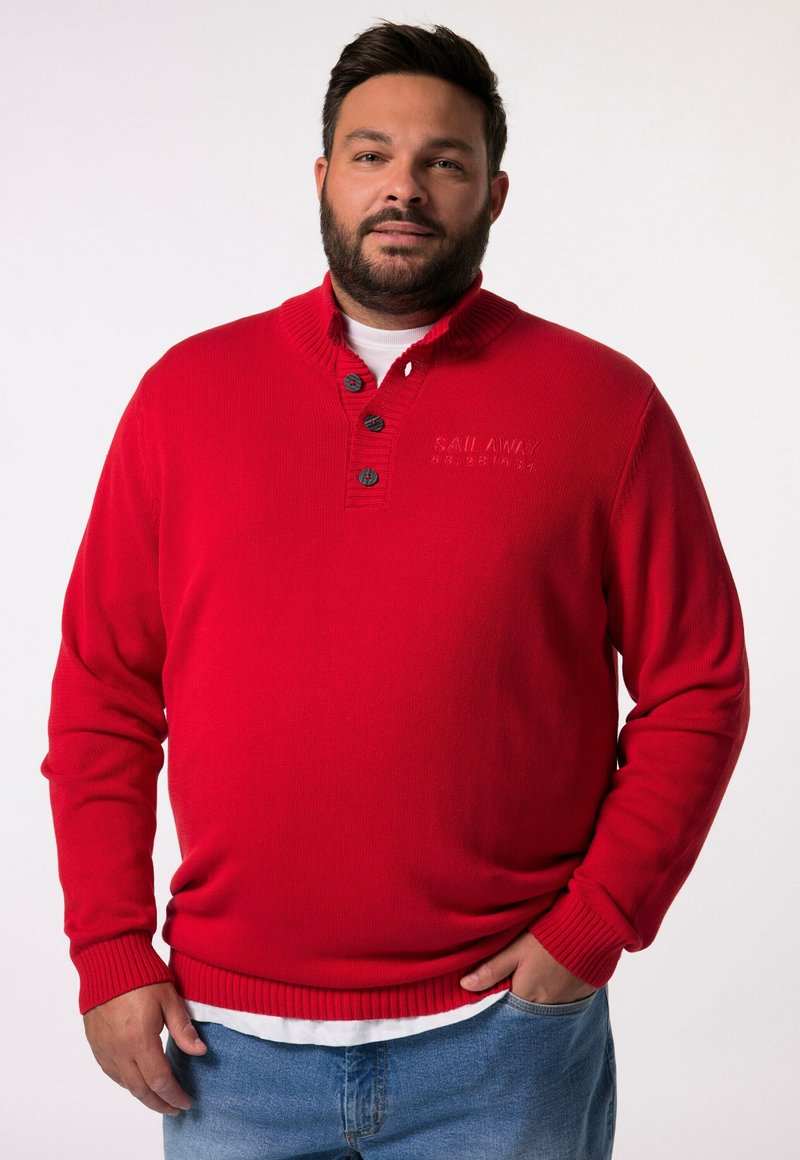 Roter Strickpullover mit hohem Kragen, vier Knöpfen und gerippten Bündchen und Saum. Auf der Brust befindet sich eine Stickerei mit dem Text "SAIL AWAY".