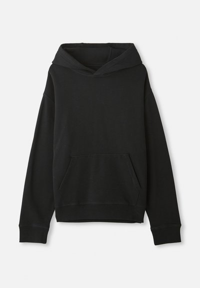 Sweat-shirt noir avec capuche, doté d'une poche kangourou à l'avant. Fabriqué en tissu doux avec des poignets et un ourlet côtelés, offrant une coupe décontractée.