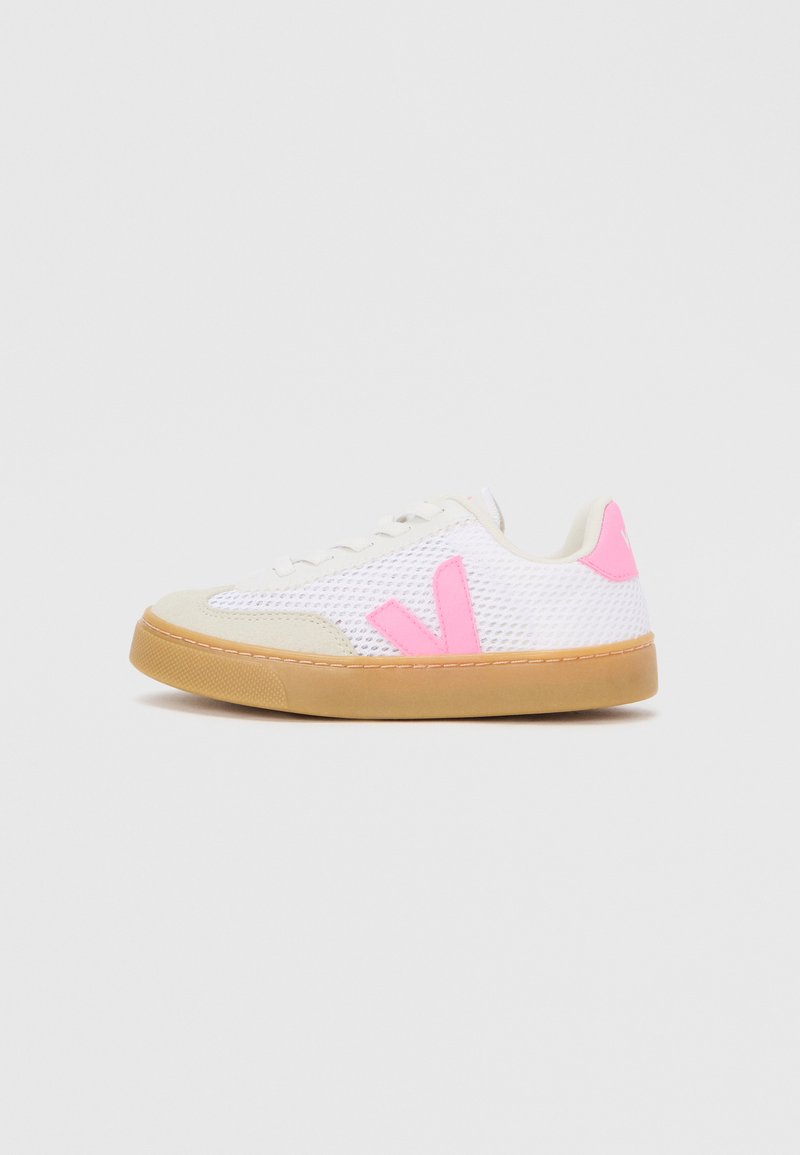 Λευκό αθλητικό παπούτσι από πλέγμα με ροζ λεπτομέρειες και μπεζ συνθετικό προφυλακτήρα στα δάχτυλα. Λαστιχένια σόλα με υφή. Σχεδιασμός με κορδόνια.