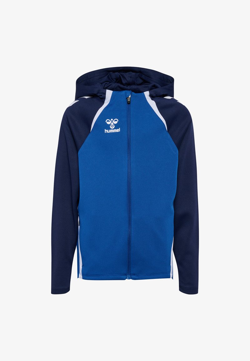 Veste de sport bleue avec fermeture éclair sur le devant, capuche et manches contrastantes bleu foncé. Présente des accents blancs et un logo sur la poitrine.