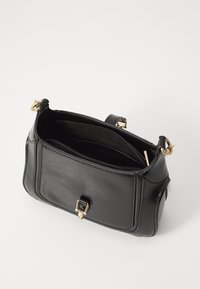 Borsa a mano in pelle nera con un design strutturato, dettagli in metallo dorato, manico superiore e scomparti interni con zip per lo stoccaggio.