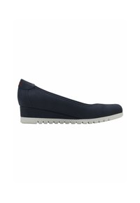 Zapato cuña azul marino con superficie texturizada, puntera redondeada y suela de goma blanca con un patrón en zigzag. Logotipo de acento rojo en el talón.