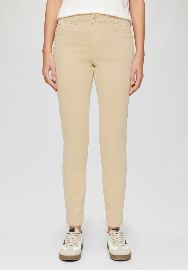 Beżowe spodnie slim-fit z mieszanki bawełny, z klasycznym pięciokomorowym wzornictwem, przeszyciami i zapięciem na guzik w talii.