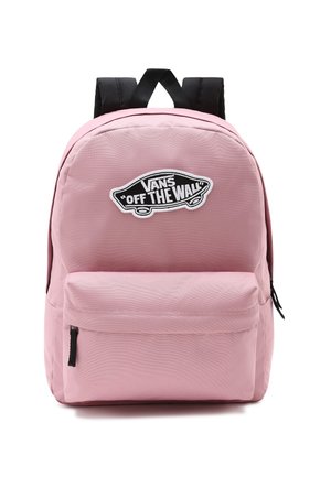 Mochila rosa Vans con un bolsillo frontal con cremallera y una parche de logo negro con el texto «"Vans Off The Wall"» en el compartimento principal.