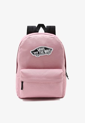 Różowy plecak Vans z przednią kieszenią na suwak i czarną naszywką z logo ""Vans Off The Wall"" na głównej komorze.