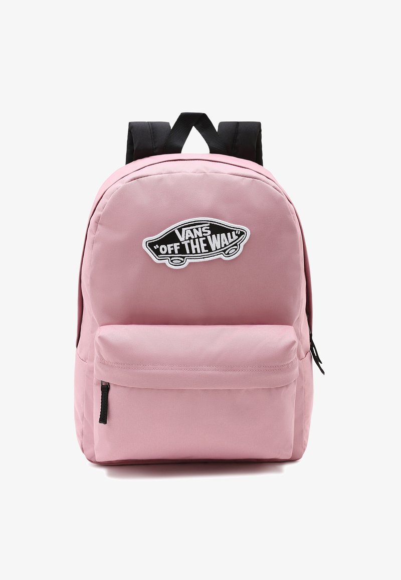 Sac à dos Vans rose avec une poche zippée à l'avant et un patch logo noir portant la mention « "Vans Off The Wall" » sur le compartiment principal.
