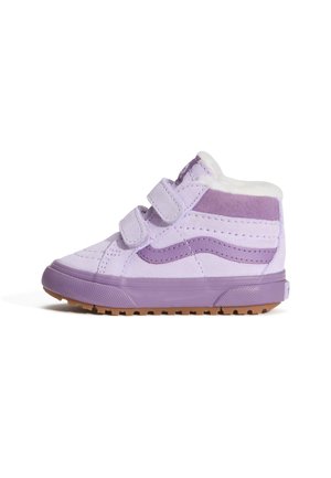 Lille lilla højtop sneaker med to velcro remme, gummisål og hvidt plysfôr, vist fra siden på hvid baggrund.